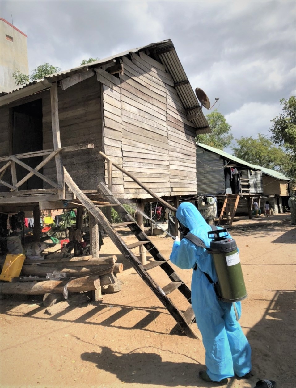 Đội phun khử khuẩn tại làng Sô Ma Rơng, xã Ia Peng, huyện Phú Thiện.